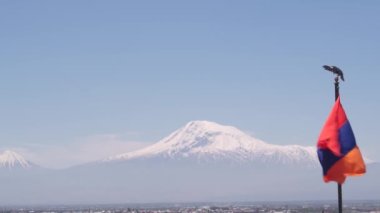 Ermeni bayrağı askeri mezarlık. Nagorno-karabak çatışması, Azerbaycan savaşı. Erablur Anıt Mezarlığı 'nda Artsakh sembolü, Erivan' da vatanseverlik. Ölü askerlerin mezarları. Hayastan silahlı kuvvetleri. Ararat