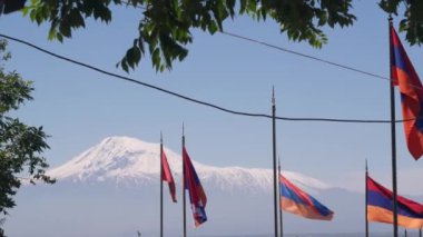 Ermeni bayrağı askeri mezarlık. Nagorno-karabak çatışması, Azerbaycan savaşı. Erablur Anıt Mezarlığı 'nda Artsakh sembolü, Erivan' da vatanseverlik. Ölü askerlerin mezarları. Hayastan silahlı kuvvetleri. Ararat