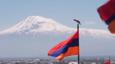 Ermeni bayrağı askeri mezarlık. Nagorno-karabak çatışması, Azerbaycan savaşı. Erablur Anıt Mezarlığı 'nda Artsakh sembolü, Erivan' da vatanseverlik. Ölü askerlerin mezarları. Hayastan silahlı kuvvetleri. Ararat