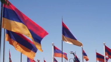Askeri mezarlıkta Ermeni bayrağı. Nagorno-karabak çatışması, Azerbaycan savaşı. Erablur Anıt Mezarlığı 'nda Artsakh sembolü, Erivan' da vatanseverlik. Ölü askerlerin mezarları. Hayastan silahlı kuvvetleri.
