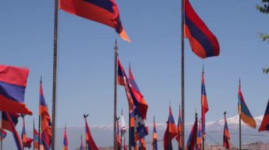 Ermeni bayrağı askeri mezarlık. Nagorno-karabak çatışması, Azerbaycan savaşı. Erablur Anıt Mezarlığı 'nda Artsakh sembolü, Erivan' da vatanseverlik. Ölü askerler mezarları. Hayastan silahlı kuvvetleri. Aragatlar
