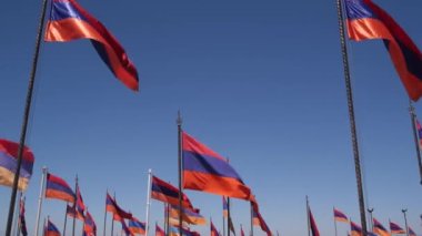 Askeri mezarlıkta Ermeni bayrağı. Nagorno-karabak çatışması, Azerbaycan savaşı. Erablur Anıt Mezarlığı 'nda Artsakh sembolü, Erivan' da vatanseverlik. Ölü askerlerin mezarları. Hayastan silahlı kuvvetleri.