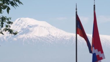 Ermeni bayrağı askeri mezarlık. Nagorno-karabak çatışması, Azerbaycan savaşı. Erablur Anıt Mezarlığı 'nda Artsakh sembolü, Erivan' da vatanseverlik. Ölü askerlerin mezarları. Hayastan silahlı kuvvetleri. Ararat