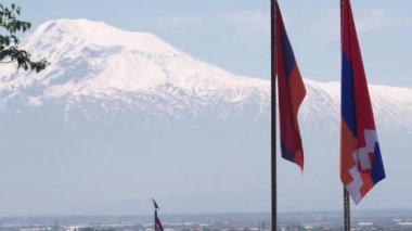Ermeni bayrağı askeri mezarlık. Nagorno-karabak çatışması, Azerbaycan savaşı. Erablur Anıt Mezarlığı 'nda Artsakh sembolü, Erivan' da vatanseverlik. Ölü askerlerin mezarları. Hayastan silahlı kuvvetleri. Ararat