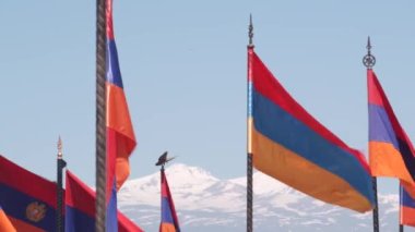 Ermeni bayrağı askeri mezarlık. Nagorno-karabak çatışması, Azerbaycan savaşı. Erablur Anıt Mezarlığı 'nda Artsakh sembolü, Erivan' da vatanseverlik. Ölü askerler mezarları. Hayastan silahlı kuvvetleri. Aragatlar.