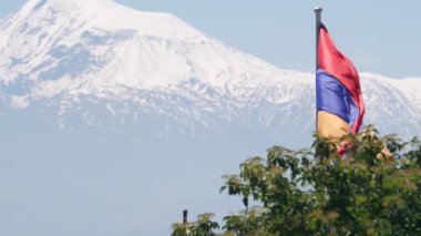 Ermeni bayrağı askeri mezarlık. Nagorno-karabak çatışması, Azerbaycan savaşı. Erablur Anıt Mezarlığı 'nda Artsakh sembolü, Erivan' da vatanseverlik. Ölü askerlerin mezarları. Hayastan silahlı kuvvetleri. Ararat