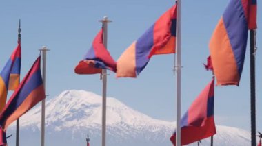 Ermeni bayrağı askeri mezarlık. Nagorno-karabak çatışması, Azerbaycan savaşı. Erablur Anıt Mezarlığı 'nda Artsakh sembolü, Erivan' da vatanseverlik. Ölü askerlerin mezarları. Hayastan silahlı kuvvetleri. Ararat