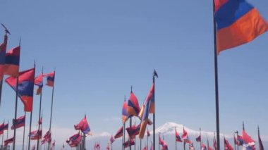 Ermeni bayrağı askeri mezarlık. Nagorno-karabak çatışması, Azerbaycan savaşı. Erablur Anıt Mezarlığı 'nda Artsakh sembolü, Erivan' da vatanseverlik. Ölü askerlerin mezarları. Hayastan silahlı kuvvetleri. Ararat