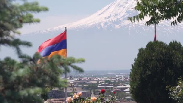 亚美尼亚国旗军事胶粘剂 纳戈尔诺 卡拉巴赫冲突 阿塞拜疆战争 阿拉布勒纪念坟场上的阿尔扎赫象征埃里温的爱国主义死亡士兵的坟墓 Hayastan武装部队 Ararat — 图库视频影像