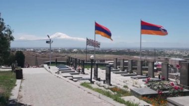 Erivan, Ermenistan - 22 Mayıs 2022 Askeri mezarlık bayrakları. Nagorno-karabak çatışması, Azerbaycan savaşı. Erablur Anıt Mezarlığı 'nda Artsakh sembolü. Ölü askerlerin mezarları. Hayastan silahlı kuvvetleri. Ararat