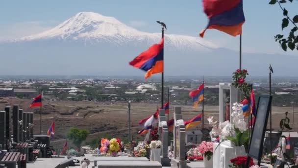 アルメニア エレヴァン 2022年5月22日 軍事セメントの旗 ナゴルノ カラバフ紛争 アゼルバイジャン戦争 アーツハックのシンボルは 時代の記念碑墓地にあります 死んだ兵士たちの墓 — ストック動画