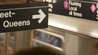 New York metro istasyonu içi, yeraltı metro platformu. Birleşik Devletler metro taşımacılığı. New York demiryolu merkezi, yolcu trafiği kavşağı. Tabelada 