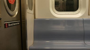 New York metro treni, metropolitan vagonun içinde. Birleşik Devletler metro taşımacılığı, NYC yolcu taşımacılığı, halk yeraltı tren yolu. Demiryolu trafiği. İçerideki araç, içerideki kulübe..