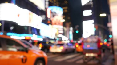 New York City Times Meydanı, Manhattan Midtown Broadway Caddesi, ABD. Amerikan NYC sarı taksi, şehir trafiği. - İnsanlar. Reklam tabelaları, ticari reklamlar, parlayan reklam panoları..