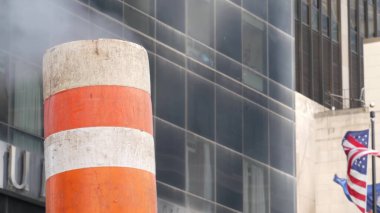 Buhar sızıntısı, New York Şehri Kilisesi, Fulton Caddesi, turuncu buhar boruları. Sıcak duman piposu. Con Edison Buhar Operasyonları Sistemi, Manhattan şehir merkezi finans bölgesi mimarisi. Amerikan bayrağı