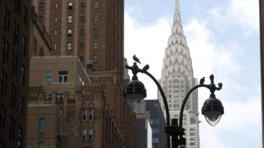 New York City Manhattan Midtown mimarisi. 42 caddedeki Chrysler binası, ABD 'deki gökdelen. Amerikan şehir manzarası, New York Kulesi, Birleşik Devletler. Lex Lexington Bulvarı. Fener, güvercin kuşları