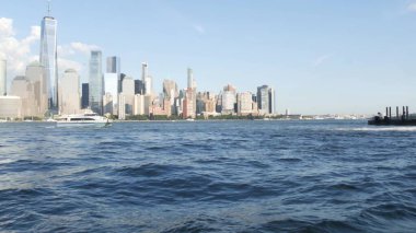 New York City rıhtımı, Manhattan şehir merkezi finans bölgesi, Dünya Ticaret Merkezi binası, nehir manzaralı gökdelenler. Paulus Hook, New Jersey 'den. Birleşik Devletler mimarisi. Hudson Nehri.
