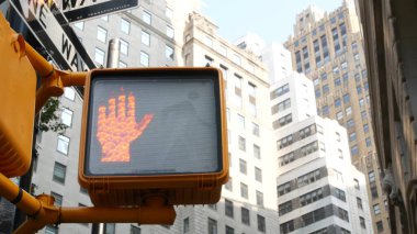 New York caddesi kavşağı, yaya sarı trafik ışığı, tek yönlü ulaşım yolu kavşağı. Mimarlık. Tek yönlü ok işareti. Manhattan şehir merkezi finans sektörü, ABD