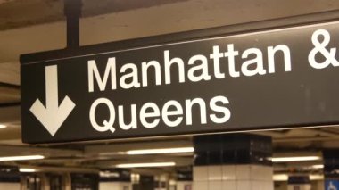 New York metro istasyonu içi, Manhattan mesaj tabelası. Yeraltı metropolü. Birleşik Devletler metro nakliye navigasyonu. Bilgi levhası kamu yolcu tren yolu. Şehir merkezi ve Queens yönü..