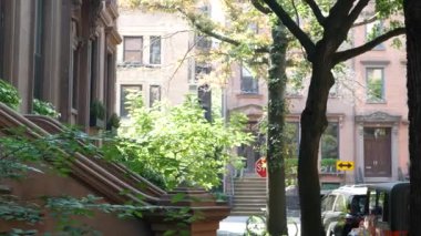 New York City konak binası, Brooklyn Heights yerleşim bölgesi, ABD. Brownstone şehir mimarisi, bağlı ev. Amerika Birleşik Devletleri emlak, Amerikan mülkü, New York 'ta apartmanlar ve evler.