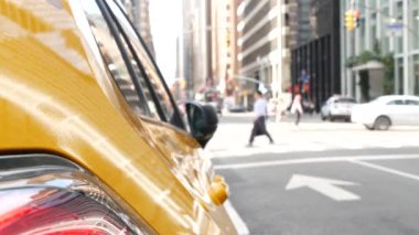 New York 'ta. Manhattan caddesinde sarı bir taksi. Lexington Bulvarı 'nda taksi. Lex Bulvarı 'nda bir taksi durağı. Yolcuları ya da insanları bekliyor. ABD 'de şehir manzarası.
