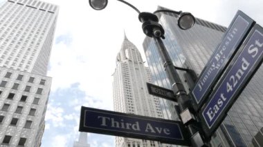 New York City kavşağı, sokak kavşağı tabelası. Chrysler binası, Midtown bölgesi, 42. Lex av, New York, ABD. Yükselen gökdelen mimarisi, Lexington Bulvarı köşe metin yol işareti.