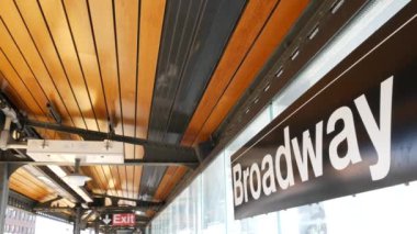 New York metro istasyonu Broadway mesaj tabelası. Metropolitan Platformu, Birleşik Devletler metro taşımacılığı. Yüksek demiryolu perspektifi, Astoria, Queens. NYC yolcusu tren yolu trafiği