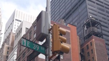 New York City kavşağı, Lexington caddesi kavşağı tabelası. Chrysler binası, Midtown bölgesi, NYC, ABD. Yükselen gökdelen mimarisi, tek yönlü yol işareti, trafik ışığı