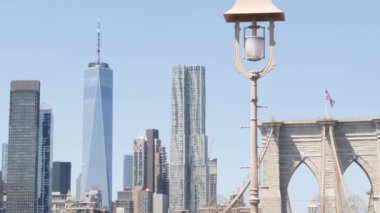 Brooklyn Köprüsü 'nden Manhattan' a. New York City gökyüzü mimarisi, finans bölgesi şehir manzarası. Dünya Ticaret Merkezi, Dünya Ticaret Merkezi gökdeleni, fener. ABD seyahat rotası. Amerika Birleşik Devletleri.