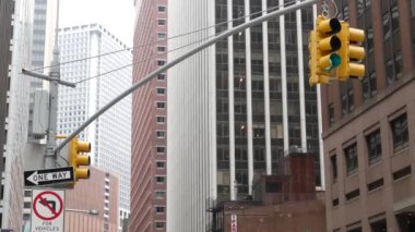 New York Şehri Su Sokağı kavşağı, sarı trafik ışığı, ulaşım yolu kavşağı, Birleşik Devletler. New York Aşağı Manhattan, şehir merkezindeki finans sektörü. Yükselen gökdelenler. Tek yön işareti.