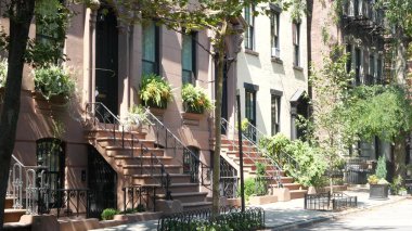 New York City konak binası, Brooklyn Heights yerleşim bölgesi, ABD. Brownstone şehir mimarisi, bağlı ev. Amerika Birleşik Devletleri emlak, Amerikan mülkü, New York 'ta apartmanlar ve evler.