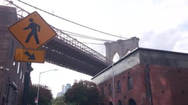 Dumbo 'dan New York City Brooklyn Köprüsü' ne. Kırmızı tuğlalı eski tarihi tütün deposu, Market ve Tiyatro. Düşük açı. Amerika Birleşik Devletleri 'ni gezmek, mimarlık. Yaya yolu tabelası, Water Sokağı.