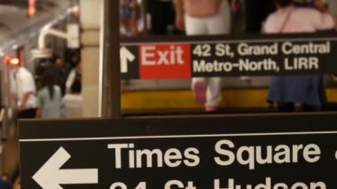 New York metro istasyonu içi, yeraltı metro platformu. Birleşik Devletler metro taşımacılığı. Yolcu treni trafiği. Mesaj işareti Times Meydanı, Grand Central, 42. İnsanlar ve eğitim.