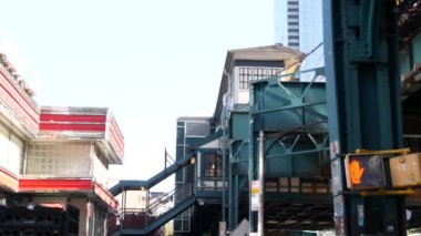 New York metrosu, metropol köprüsü, caddenin üstündeki metro yolu. Demiryolu taşımacılığı. Demiryolu hattı. Eski kafe, restoran. Court Square, Long Island City, Queens, ABD