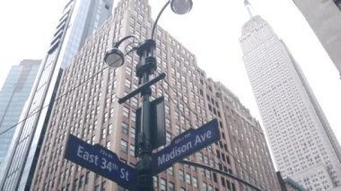New York Şehri kavşağı, yol kavşağı tabelası. Empire State Binası, Midtown Bölgesi, Madison Bulvarı, 34, NYC, ABD. Yükselen gökdelen mimarisi, köşe metin yol işareti.