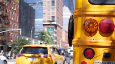 New York Manhattan caddesinde sarı okul otobüsü, şehir yolunda okul otobüsü kamyonu. Çocuk eğitim ve ulaşım, ABD. Amerikan okul servisi geri görüş. Taksi, Chelsea Bulvarı 10 numara, ABD.