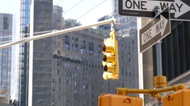 New York caddesi kavşağı, sarı trafik ışığı, tek yönlü ulaşım yolu kavşağı, Birleşik Devletler. Mimarlık. Tek yönlü ok işareti. Manhattan şehir merkezi finans sektörü.