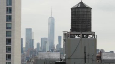 New York City Manhattan şehir manzarası. Çatı su kuleleri, konut binaları çatı tankları. Emlak, şehir mimarisi, Birleşik Devletler sokakları. NYC Midtown Chelsea bölgesi, ABD. Dünya Ticaret Merkezi