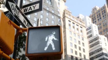New York caddesi kavşağı, yaya sarı trafik ışığı, tek yönlü ulaşım yolu kavşağı. Mimarlık. Tek yönlü ok işareti. Manhattan şehir merkezi finans sektörü, ABD