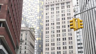 New York Şehri Su Sokağı kavşağı, sarı trafik ışığı, ulaşım yolu kavşağı, Birleşik Devletler. NYC Manhattan, şehir merkezindeki finans sektörü. Yükselen gökdelenler. Old Slip, Hanover Meydanı.