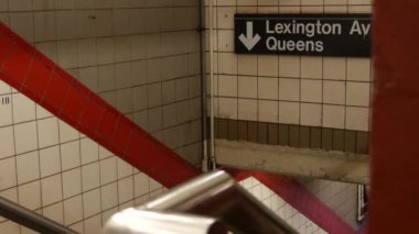 New York metro istasyonu içi. Mesaj kodu Lexington, Queens. Manhattan yeraltı metropolü. Birleşik Devletler metro nakliye navigasyonu. Bilgi levhası kamu yolcu tren yolu. New York Şehir Merkezi.
