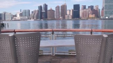 New York şehri kıyısı silueti, Manhattan şehir merkezi binaları, nehir kıyısındaki gökdelenler, doğu nehri suyu. Liman kenti manzarası, Gantry Plaza iskelesi, Long Island, Queens. Birleşik Devletler mimarisi.
