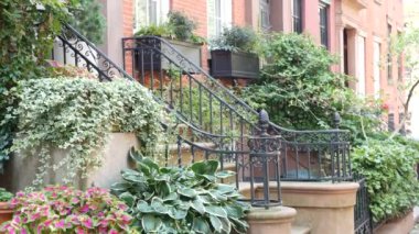 New York City konak binası, Brooklyn Heights yerleşim bölgesi, ABD. Brownstone şehir mimarisi, bağlı ev. Amerika Birleşik Devletleri emlak, Amerikan mülkü, New York 'ta apartmanlar ve evler.