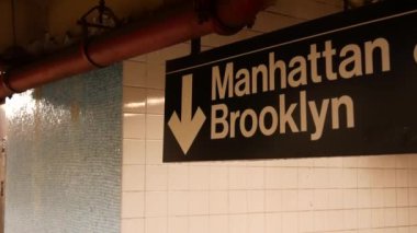 New York metro istasyonu içi, Manhattan mesaj tabelası. Yeraltı metropolü. Birleşik Devletler metro nakliye navigasyonu. Bilgi levhası kamu yolcu tren yolu. Şehir merkezi ve Brooklyn yönü
