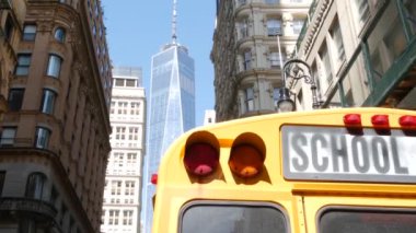 Sarı Okul Otobüsü. Fulton caddesindeki okul otobüsü manzarası, New York City Manhattan Downtown. Çocuk eğitim ve ulaşım, ABD. Amerikan okul servisi, Dünya Ticaret Merkezi Kulesi, ABD.