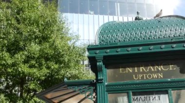 New York metrosu, Astor Place metro, yeşil demir kiosk. Metropolitan vintage giriş, halka açık yolcu taşımacılığı tarihi çıkış. NYC eski mimarisi, Manhattan, ABD.