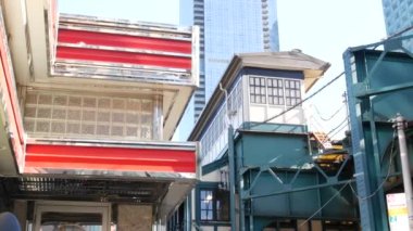 New York metrosu, metropol köprüsü, caddenin üstündeki metro yolu. Demiryolu taşımacılığı. Demiryolu hattı. Eski kafe, restoran. Court Square, Long Island City, Queens, ABD