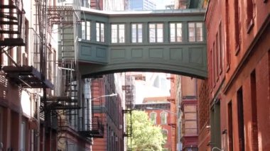 New York City Staple Caddesi, Skybridge. Antika endüstriyel mimari, kırmızı tuğla bina. Amerika 'nın tarihi fıçısı Manhattan' daki gökyüzü köprüsünü yükseltti. Yangın merdiveni.