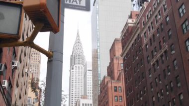 New York City kavşağı, Lexington caddesi kavşağı tabelası. Chrysler binası, Midtown bölgesi, NYC, ABD. Yükselen gökdelen mimarisi, tek yönlü yol işareti, trafik ışığı