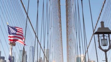 Brooklyn Köprüsü 'nde bayrak, Manhattan şehir merkezi, New York City silueti, finans bölgesi şehir manzarası. Dünya Ticaret Merkezi gökdeleni. Amerika Birleşik Devletleri bağımsızlığın vatansever sembolü. Köprü kablosu